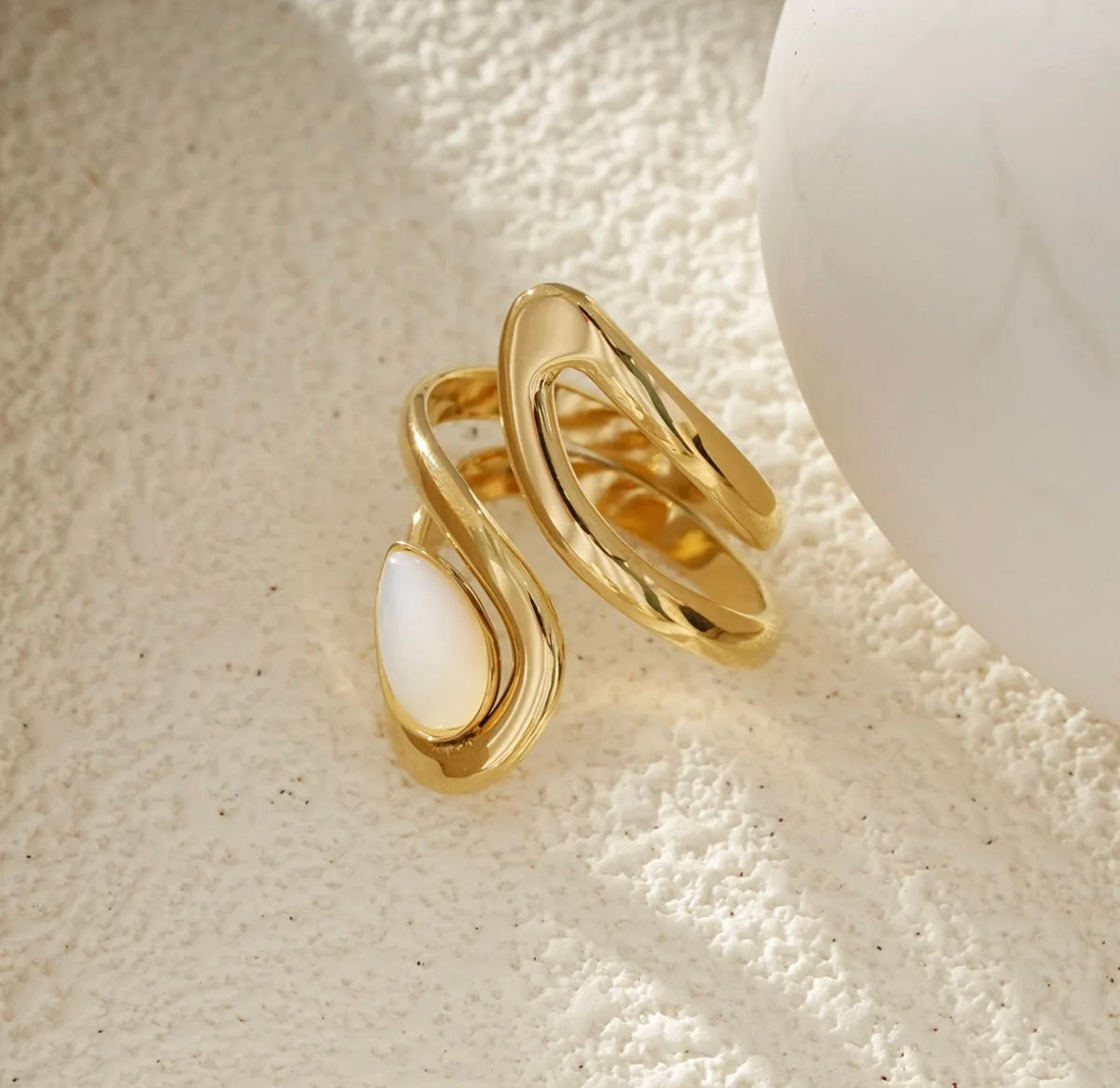 Bague Dorée Ondulation Élégante Avec Pierre Goutte Nacrée