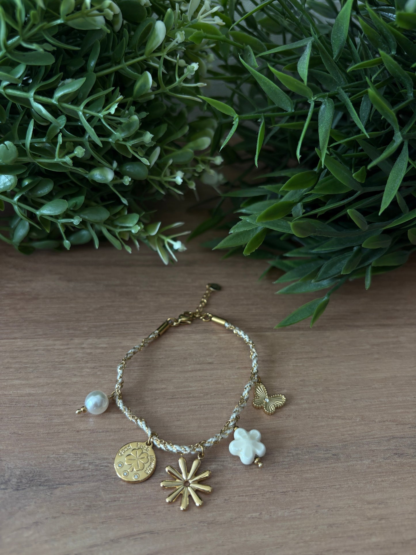 Bracelet doré et corde