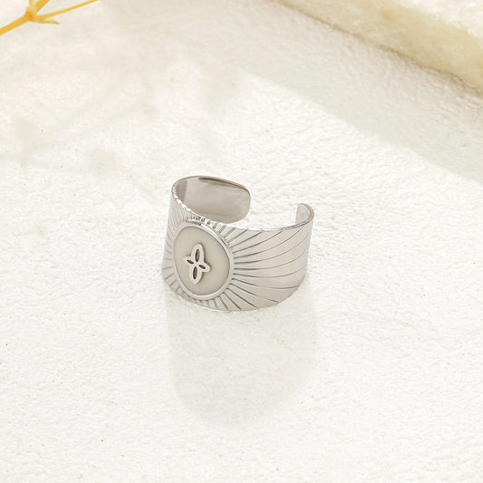 Bague Argentée Gravée Motif Fleur Et Effet Soleil