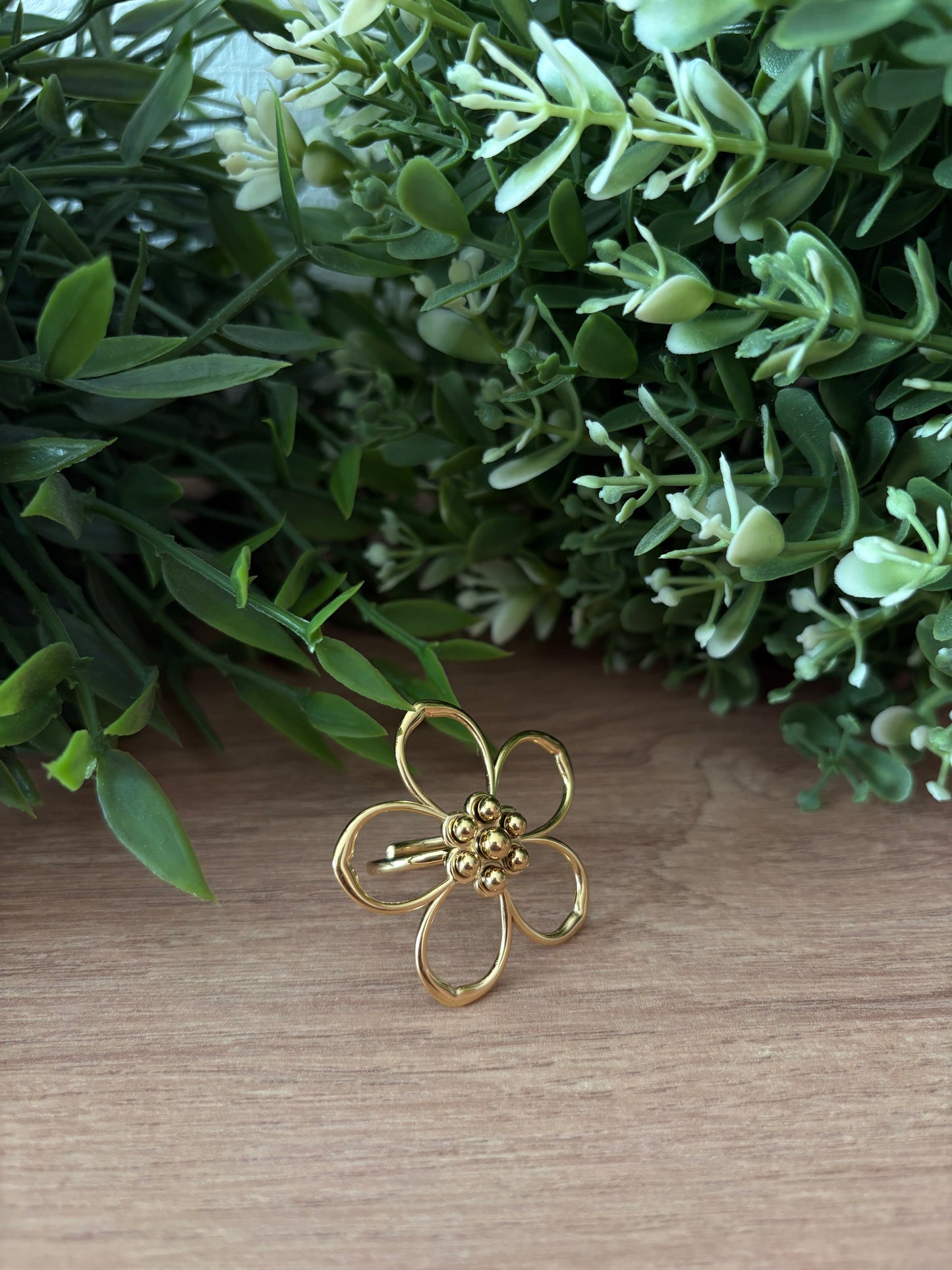 Bague doré, grosse fleur