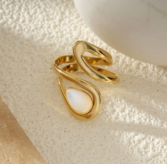 Bague Dorée Ondulation Élégante Avec Pierre Goutte Nacrée