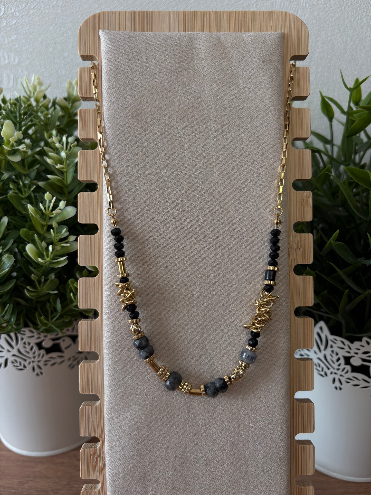 Collier doré et noir