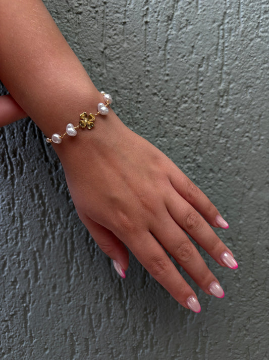 Bracelet doré et perle blanche