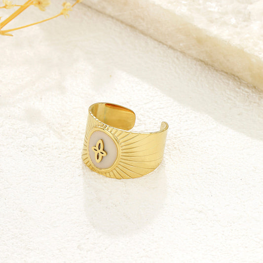 Bague Dorée Gravée Motif Fleur Et Effet Soleil