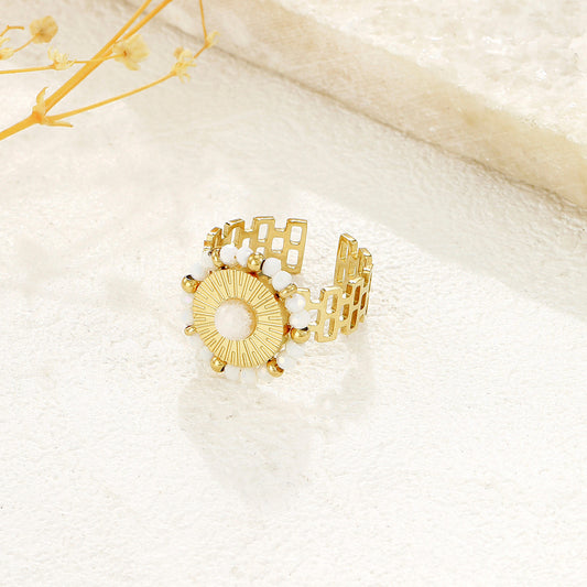 Bague Dorée Ajustable Soleil Avec Pierre Blanche Et Perles Blanches