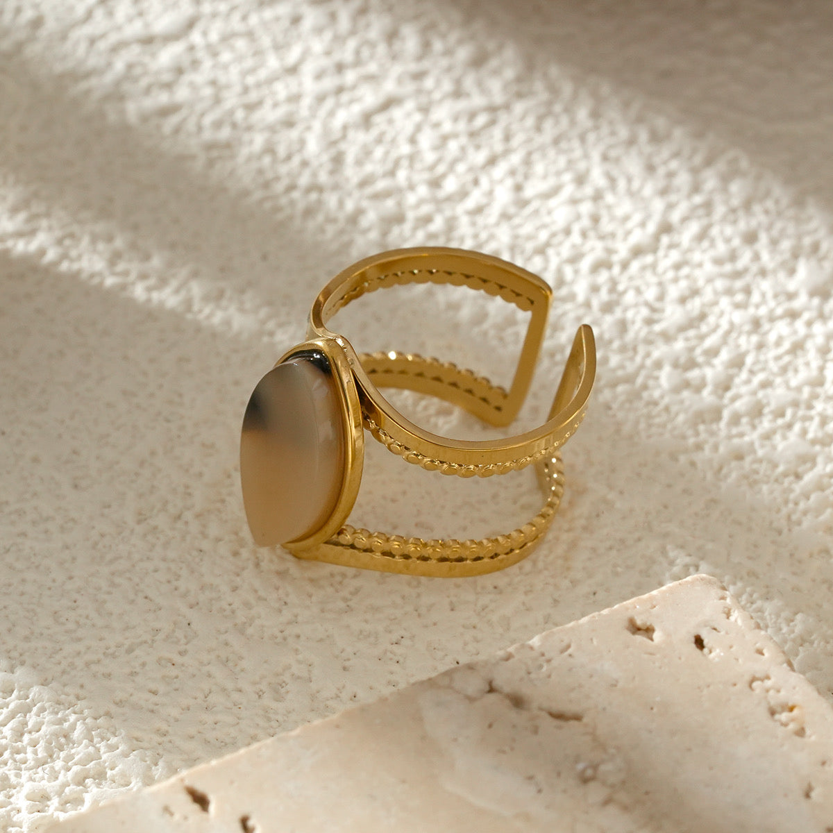 Bague Dorée Ajustable Double Anneau Avec Pierre Naturelle Ovale Motif Léopard