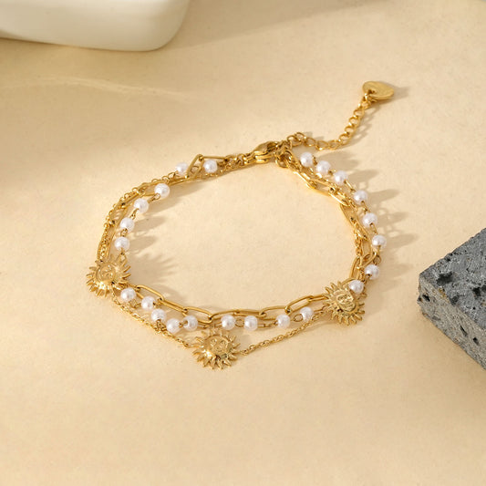 Bracelet Triple Chaînes Dorées Avec Motif Soleil Et Perles Blanches