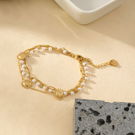 Bracelet Triple Chaînes Dorées Avec Motif Soleil Et Perles Blanches