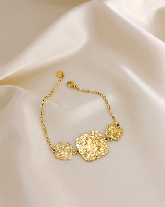 Bracelet Doré Avec Trois Plaques Carrées Martelées