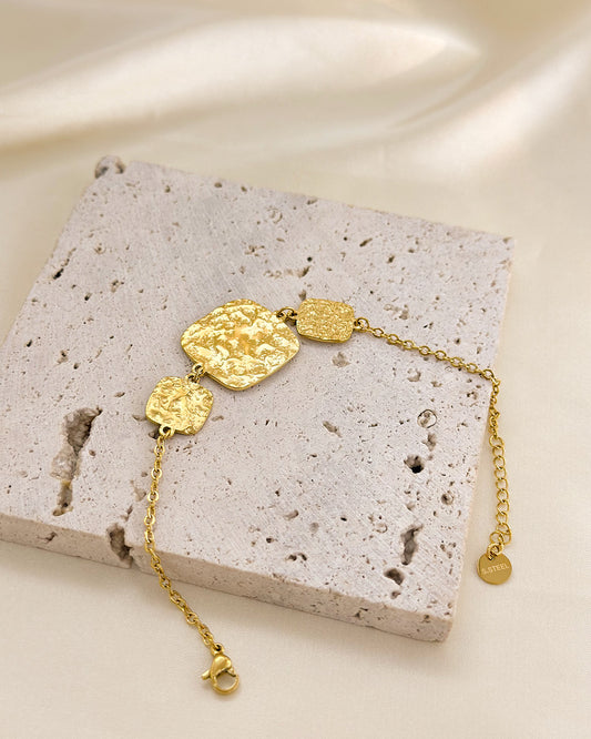 Bracelet Doré Avec Trois Plaques Carrées Martelées