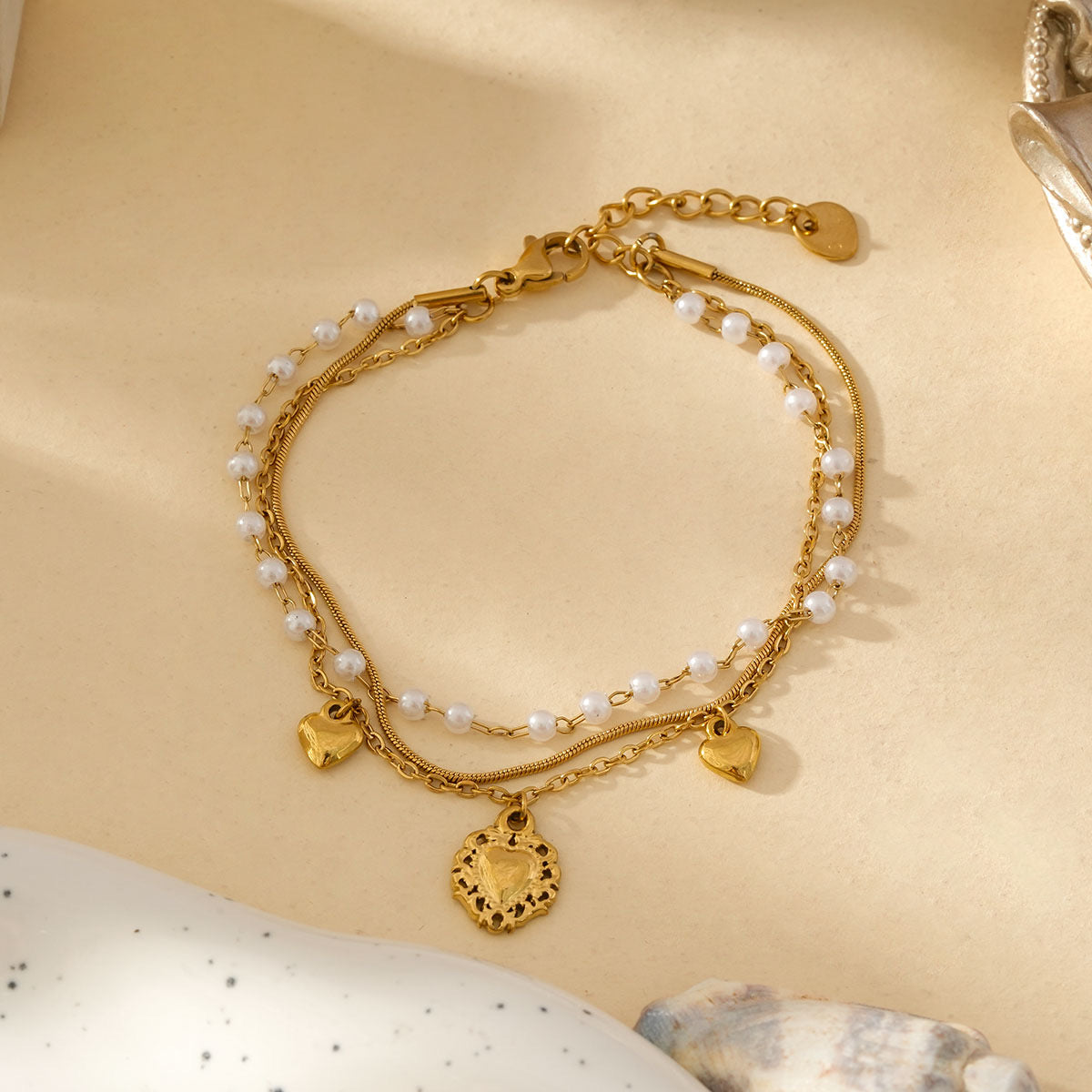 Bracelet Dorée Triple Chaîne Avec Pendentif Cœur Et Perles Blanches