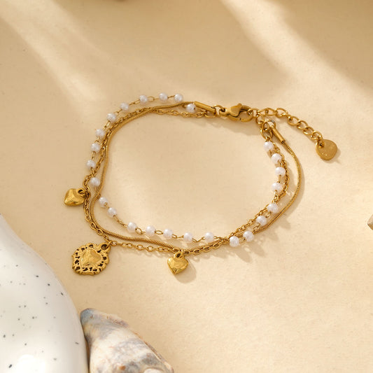 Bracelet Dorée Triple Chaîne Avec Pendentif Cœur Et Perles Blanches
