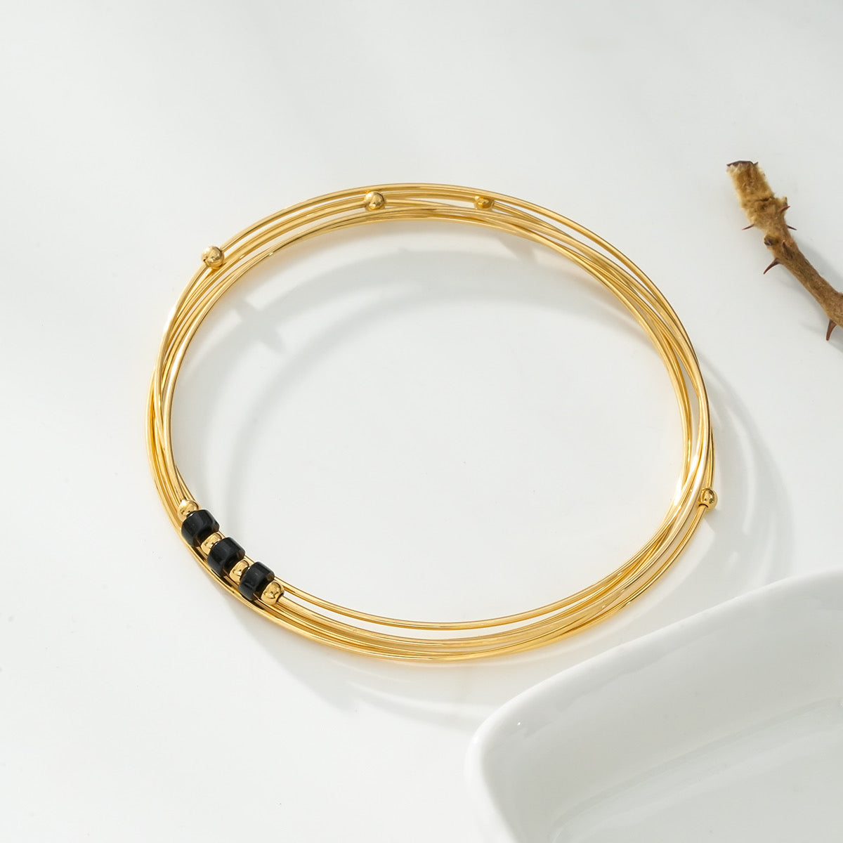 Bracelet Doré Jonc Multi Couches Avec Perles Noires Et Dorées