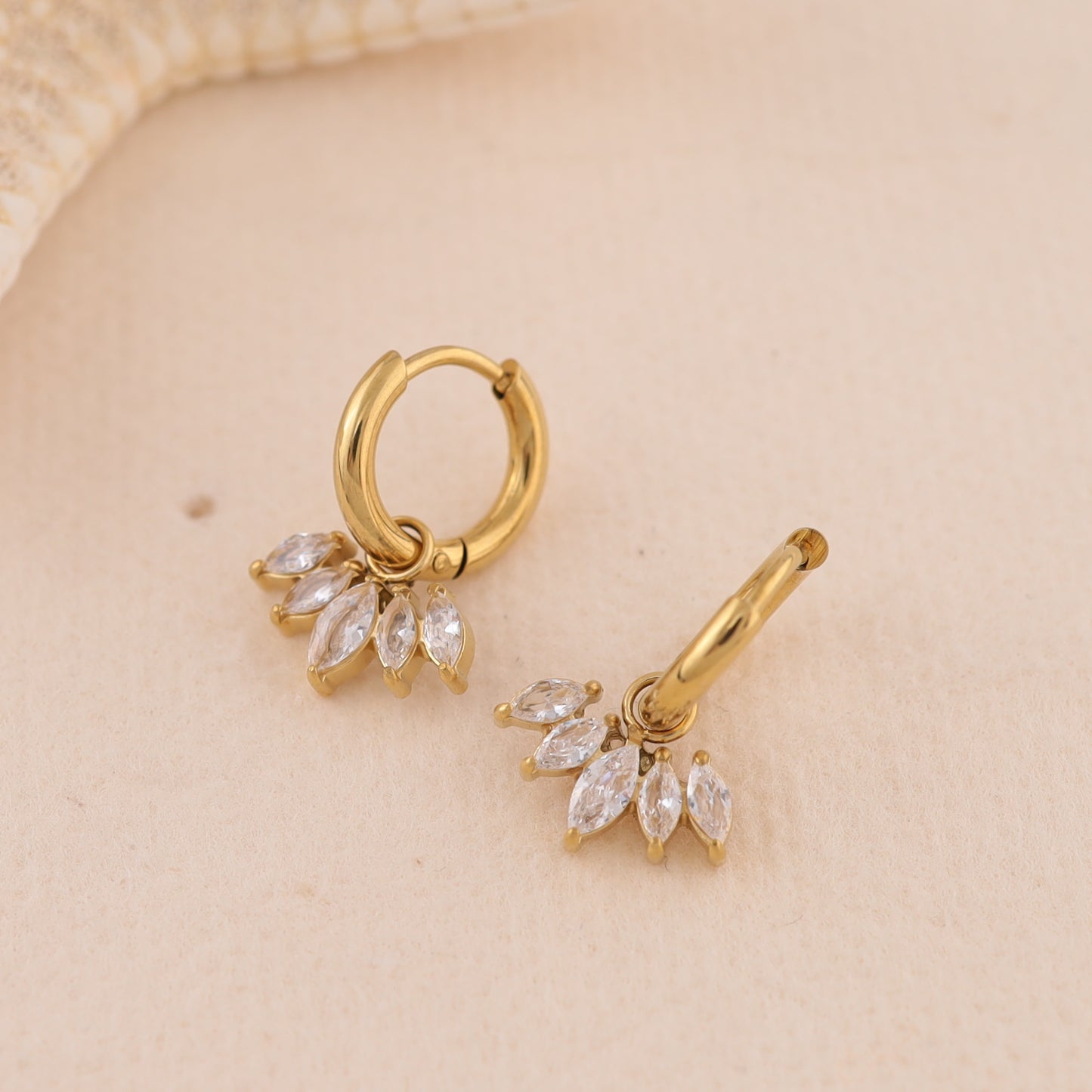 Créoles Dorées Pétales Scintillants Zirconium