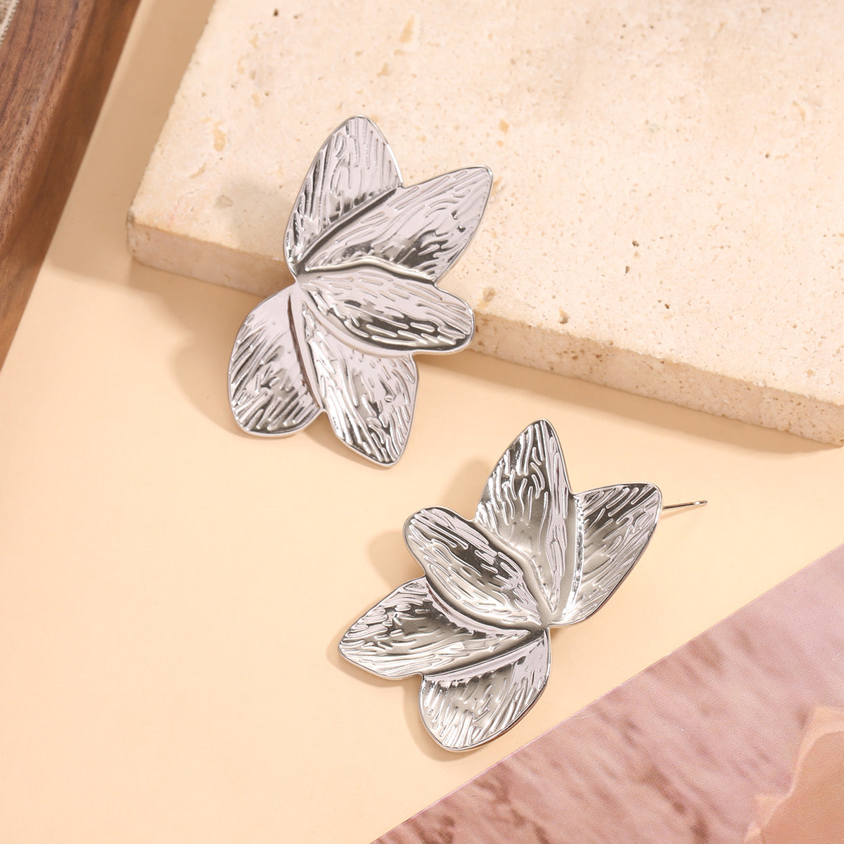 Boucles d'Oreilles Argentées Demi Fleur Sculptée Avec Texture Botanique