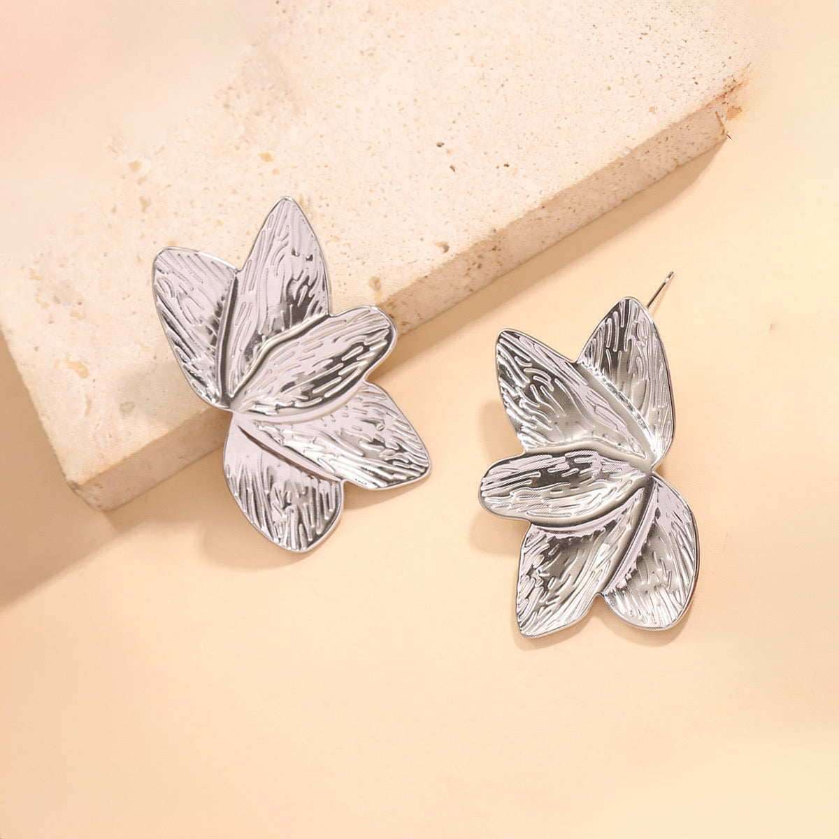 Boucles d'Oreilles Argentées Demi Fleur Sculptée Avec Texture Botanique