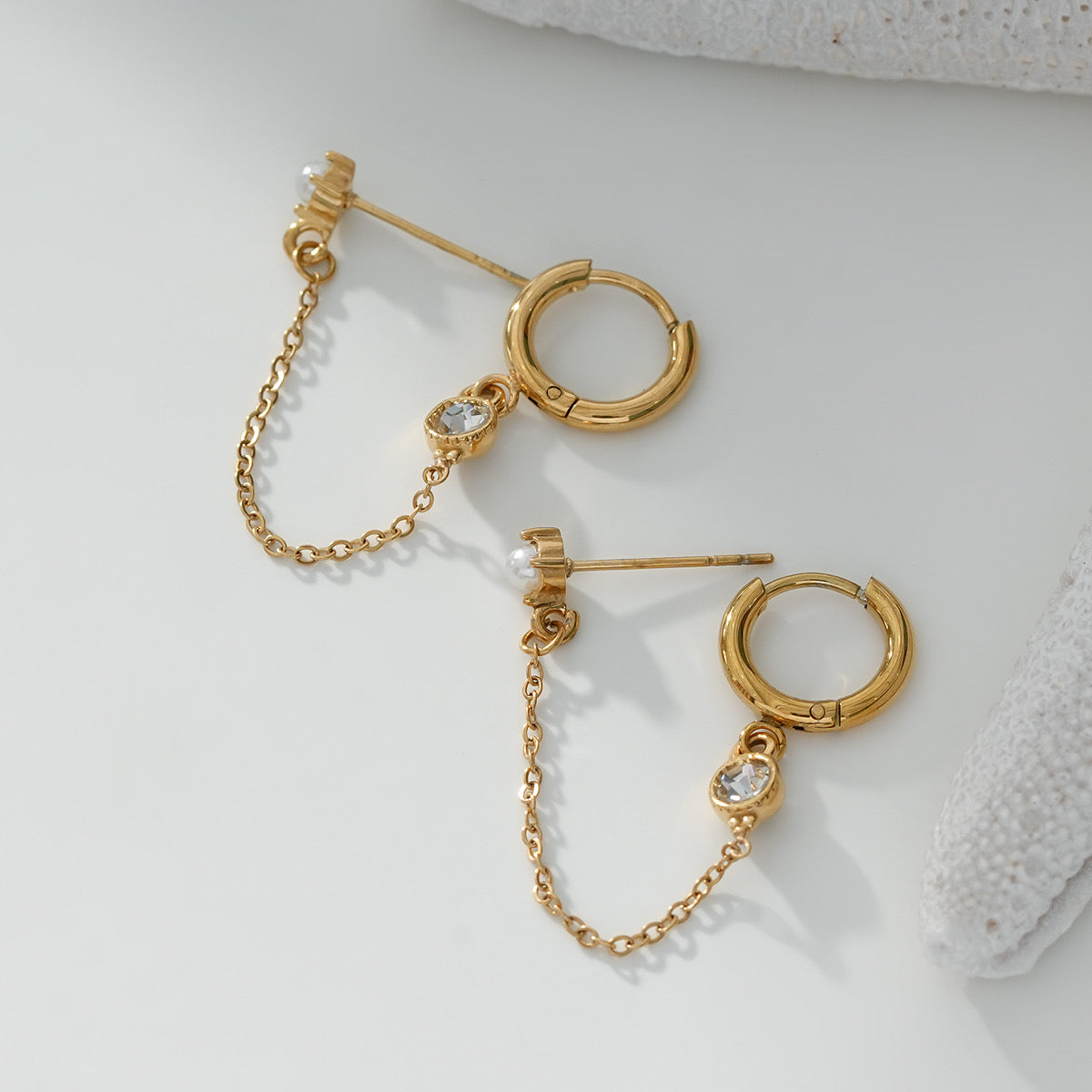 Boucles d'Oreilles Dorées Puce Perle Reliée par une Chaîne à une Créole