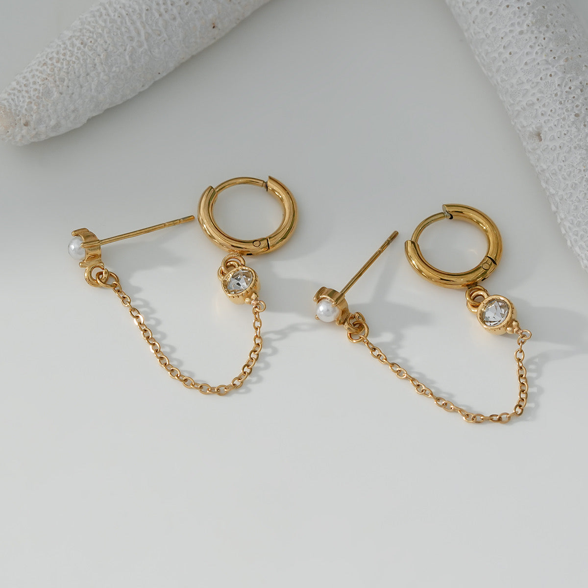 Boucles d'Oreilles Dorées Puce Perle Reliée par une Chaîne à une Créole