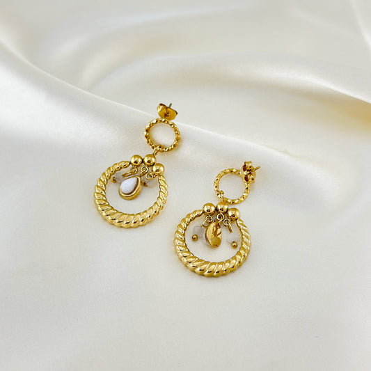 Boucles d'Oreilles Dorées Double Créoles Texturées Avec Pendentifs Pierres Blanches