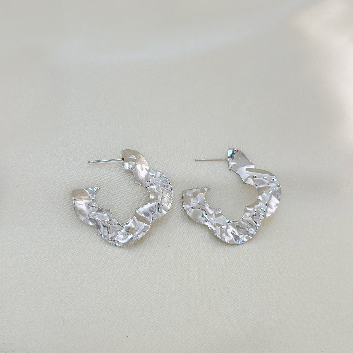 Boucles d'Oreilles Argentées Créoles Ouvertes Croix Plates Martelées