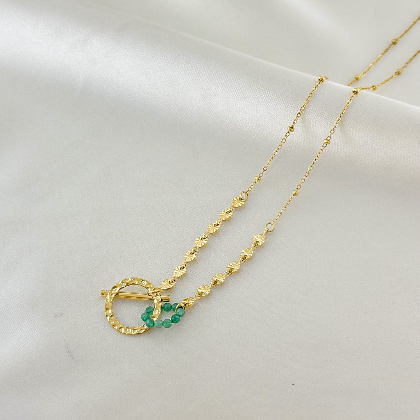 Collier Doré Cercle Martelé Et Barre Avec Anneau Perles Vertes