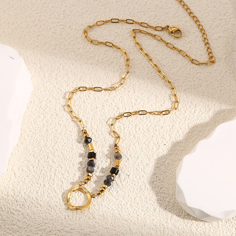 Collier Doré Anneau Ondulé Pierres Grises