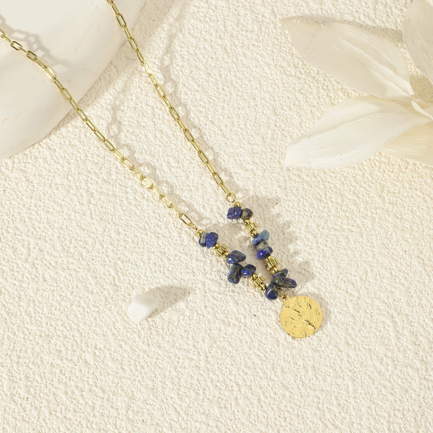 Collier Chaîne Dorée Pierre Lapis Lazuli Plaque Martelée