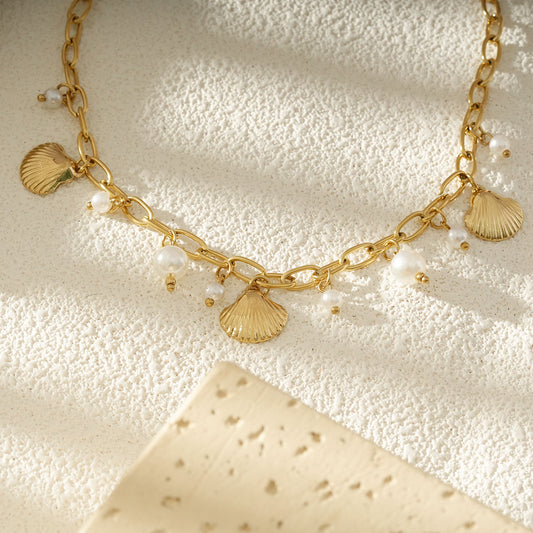 Collier Chaîne Dorée Avec Pendentifs Perles Et Coquillages