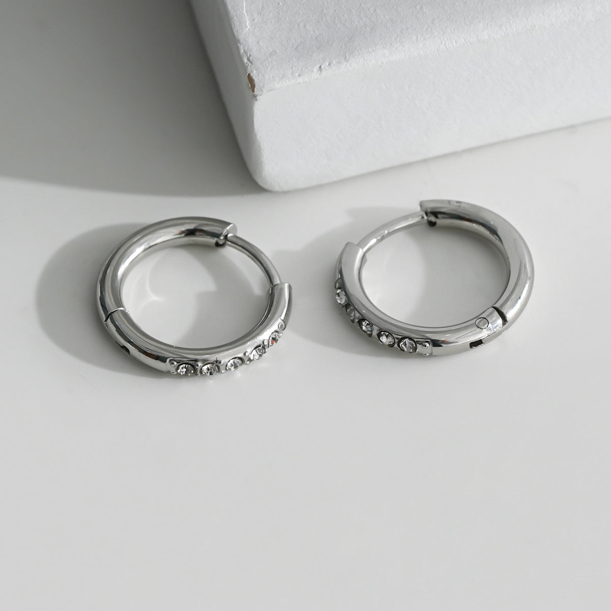 Boucles d'Oreilles Argentées Petites Créoles Incrustées Strass