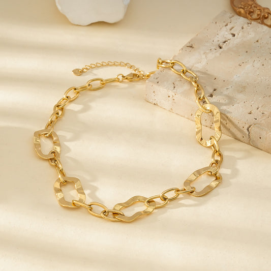 Collier Doré Chaîne de Maillons Ovales Avec Cinq Anneaux Ondulés