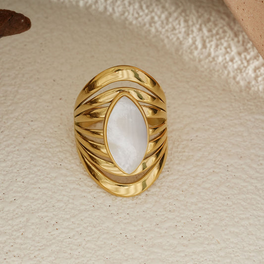 Bague Dorée Ouverte Sculpturale Avec Pierre Ovale Blanche Nacrée