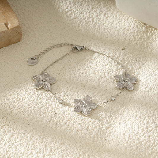 Bracelet Argenté Chaîne Fine Fleurie Avec Strass