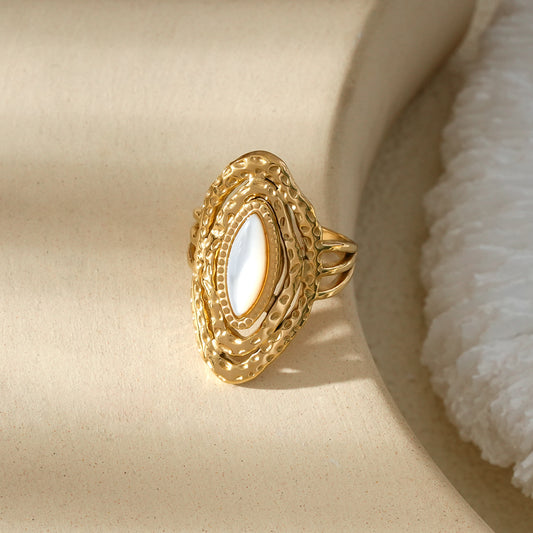 Bague Dorée Martelée Pierre Nacrée Ovale