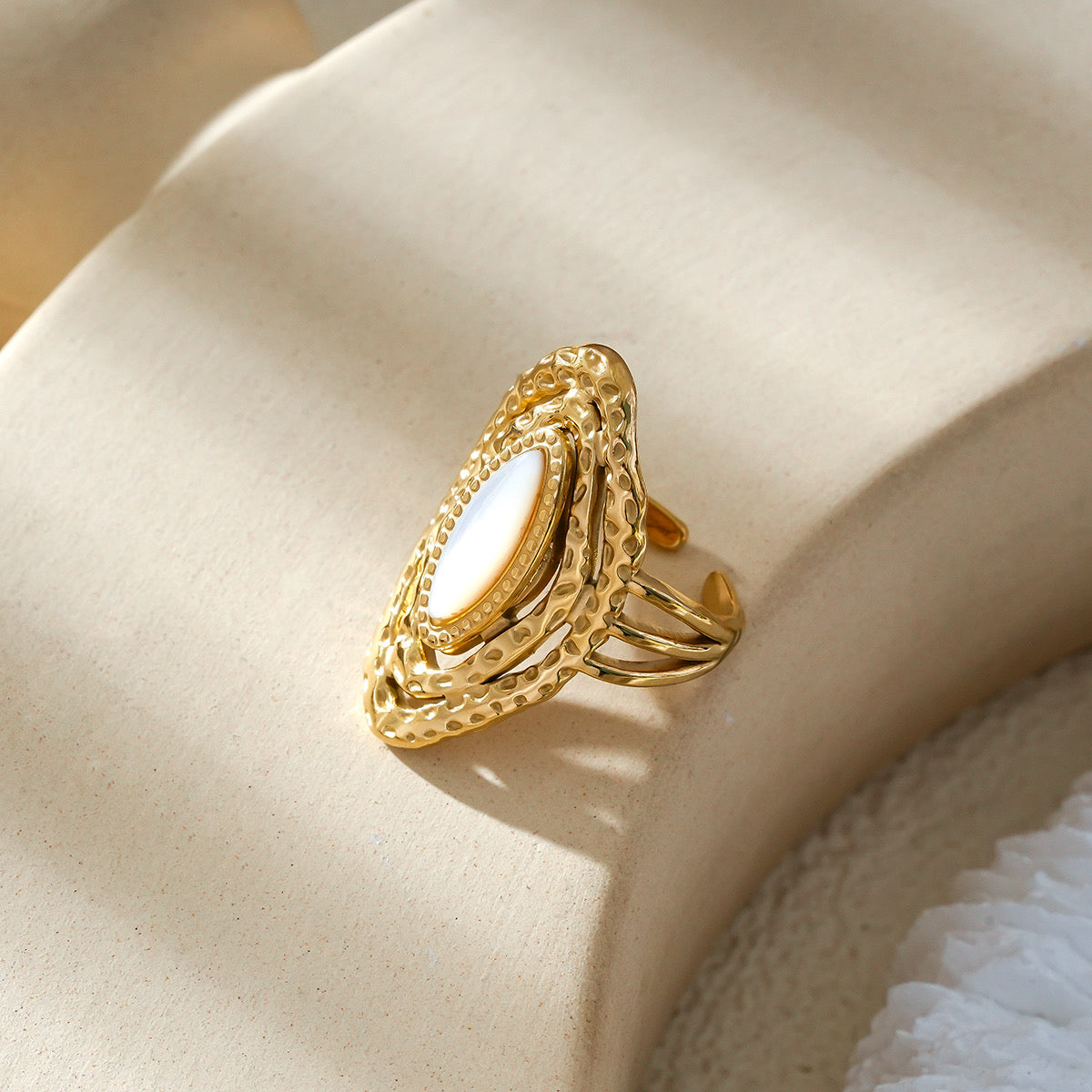 Bague Dorée Martelée Pierre Nacrée Ovale