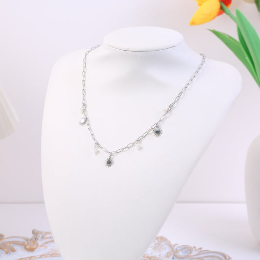 Collier Chaîne Argentée Ornée De Soleils Et Perles Blanches