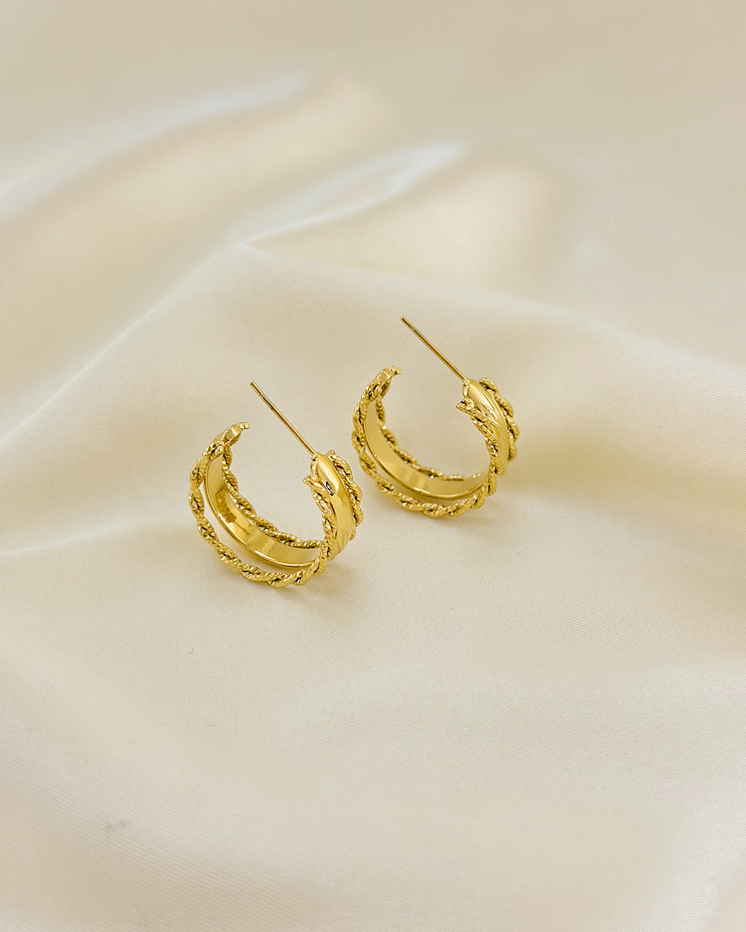 Boucles d'Oreilles Dorées Créoles Ouvertes Double Fils Torsadés Et Bande