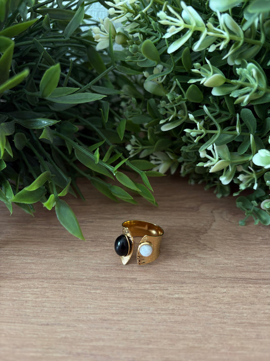 Bague doré, pierre noire et blanche