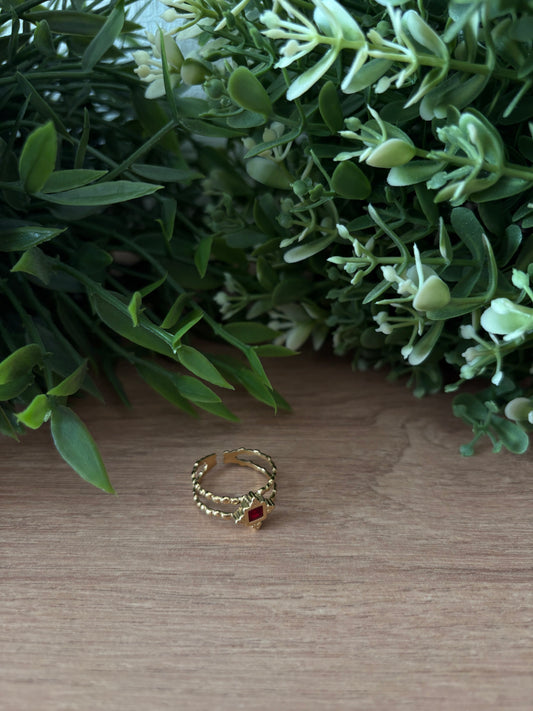 Bague doré, strass rouge