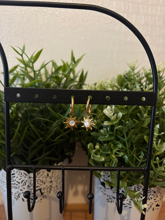 Boucles d’oreilles dorée, soleil pierre blanche