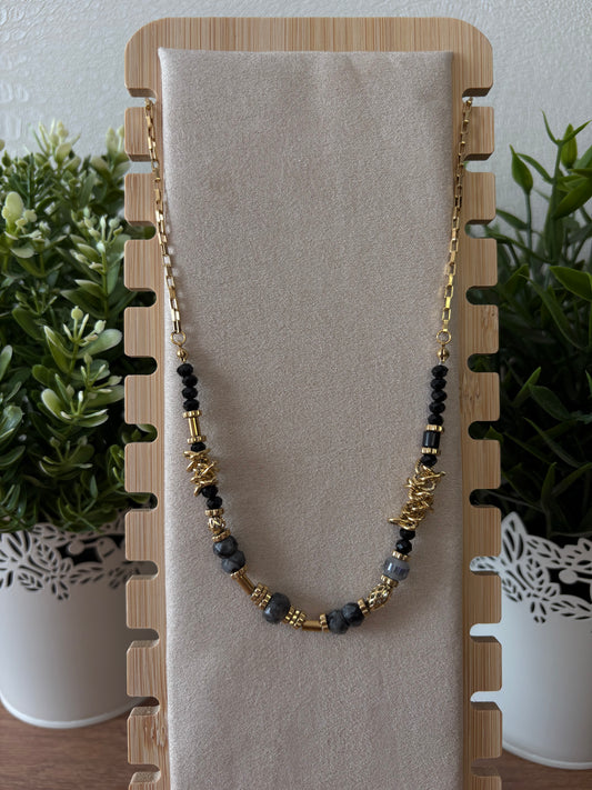 Collier doré et noir