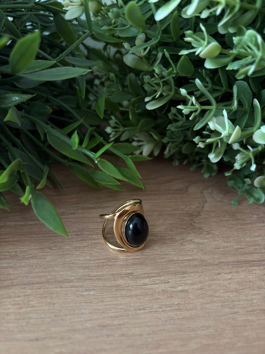 Bague doré, pierre noire