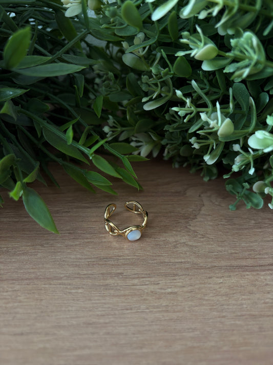 Bague doré, pierre blanche