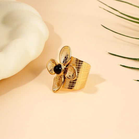 Bague Dorée Ajustable Fleur Sculptée Au Centre Pierre Noire