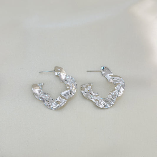 Boucles d'Oreilles Argentées Créoles Ouvertes Croix Plates Martelées