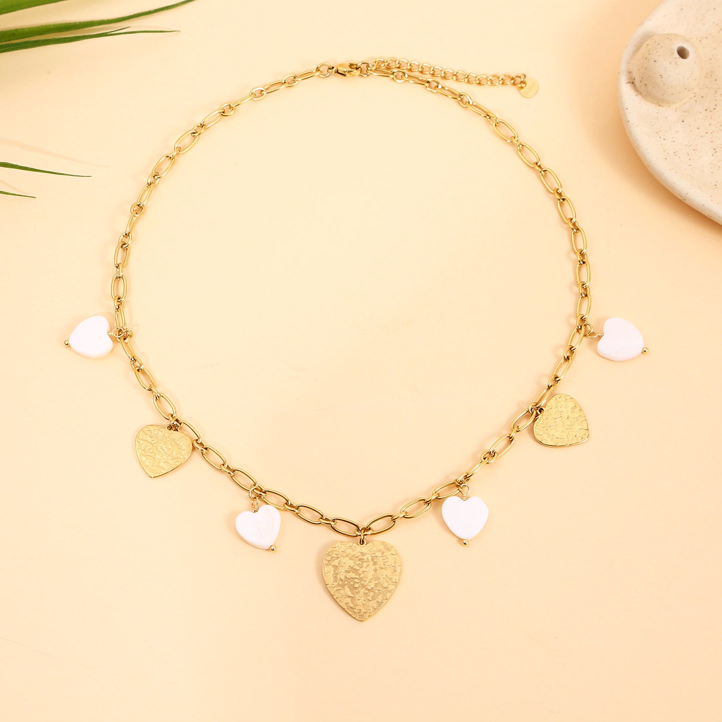 Collier Chaîne Dorée Cœurs Martelés Et Nacrés