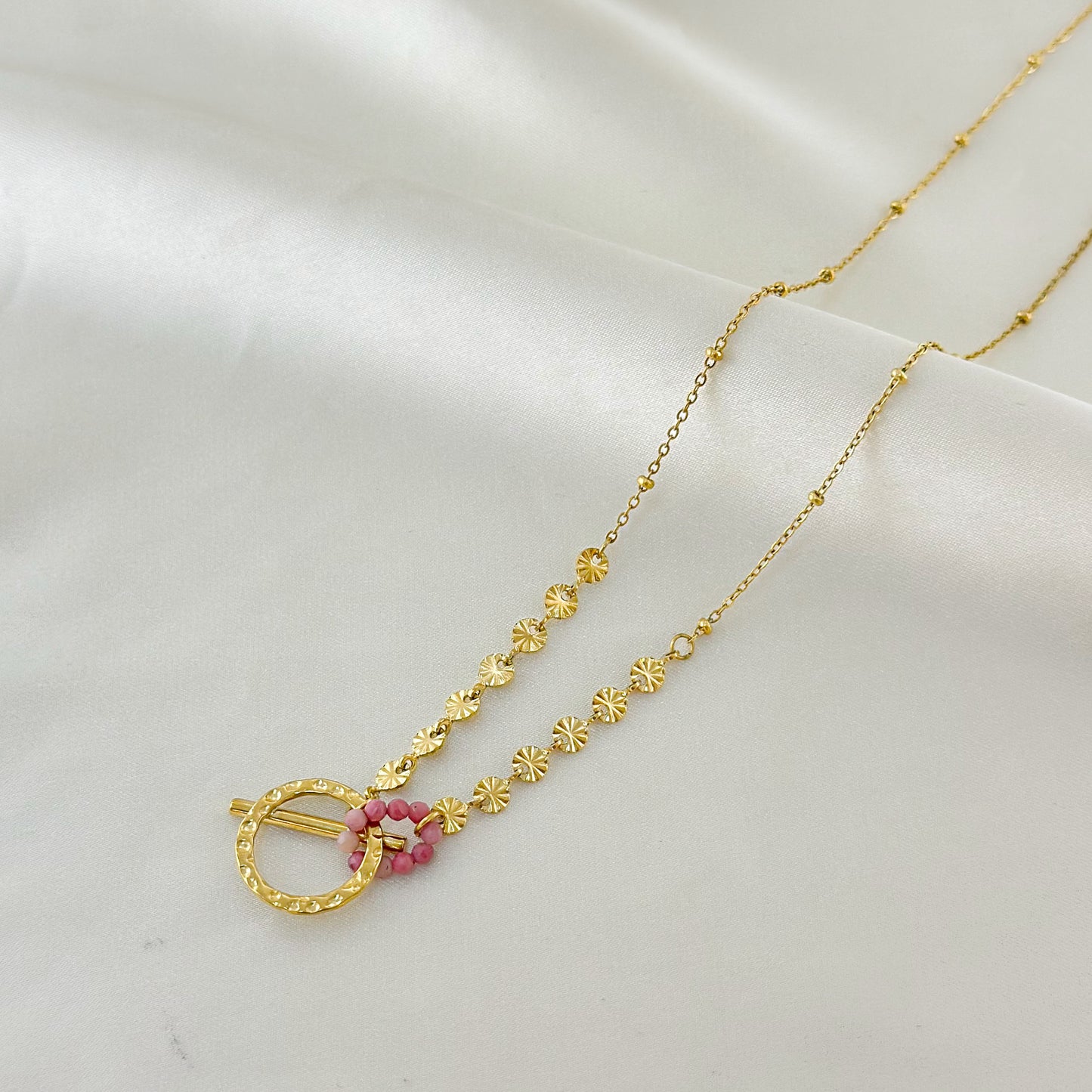 Collier Doré Cercle Martelé Et Barre Avec Anneau Perles Roses