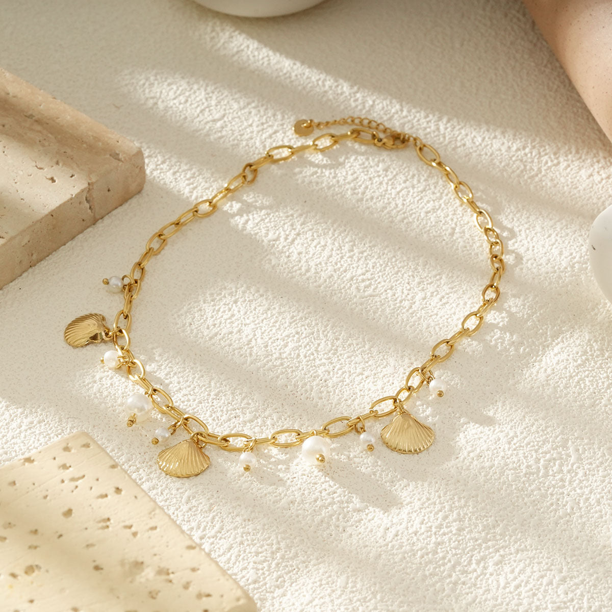 Collier Chaîne Dorée Avec Pendentifs Perles Et Coquillages