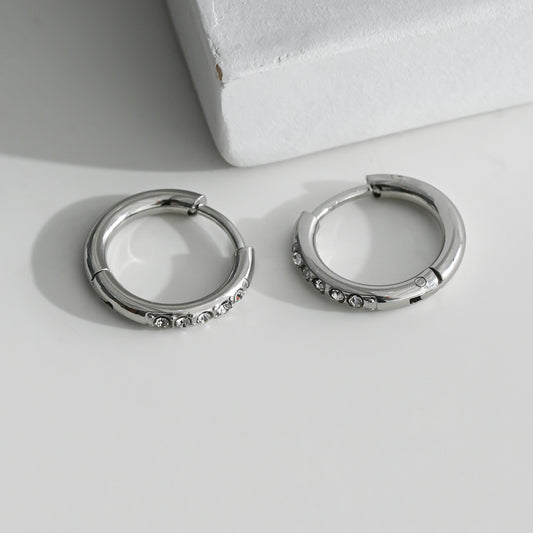 Boucles d'Oreilles Argentées Petites Créoles Incrustées Strass