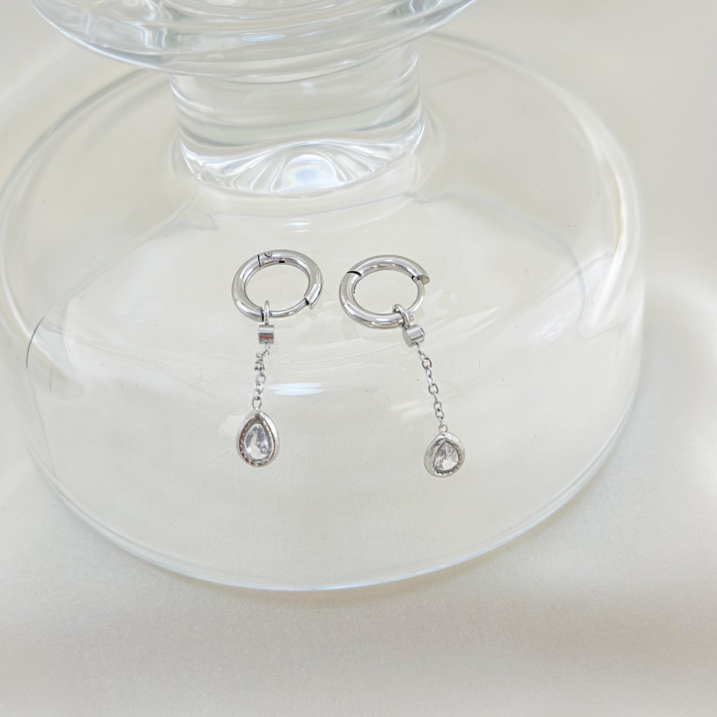 Boucles d'Oreilles Argentées Petites Créoles Avec Pendentifs Strass Gouttes